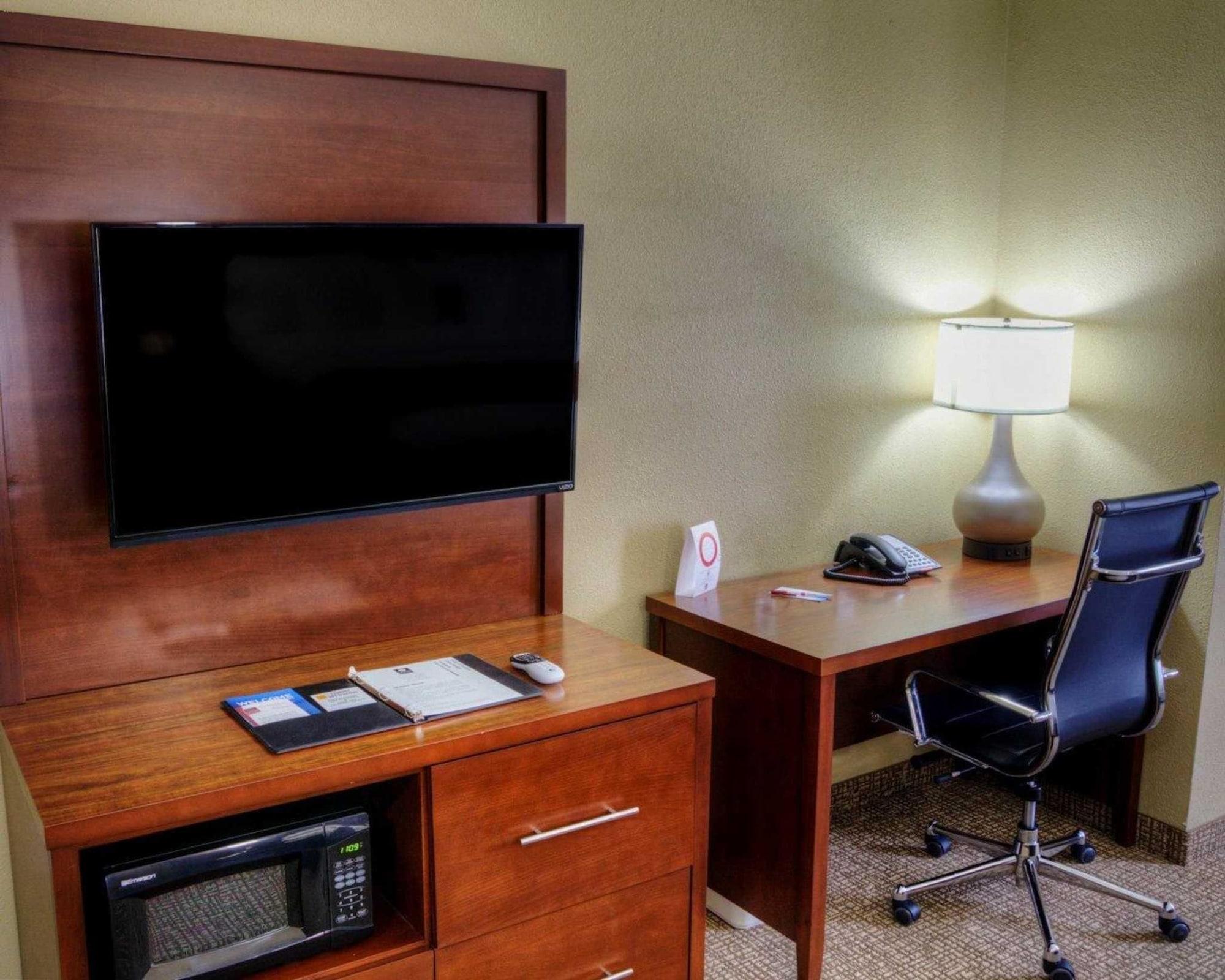 Comfort Suites Plymouth Near Us-30 Екстер'єр фото
